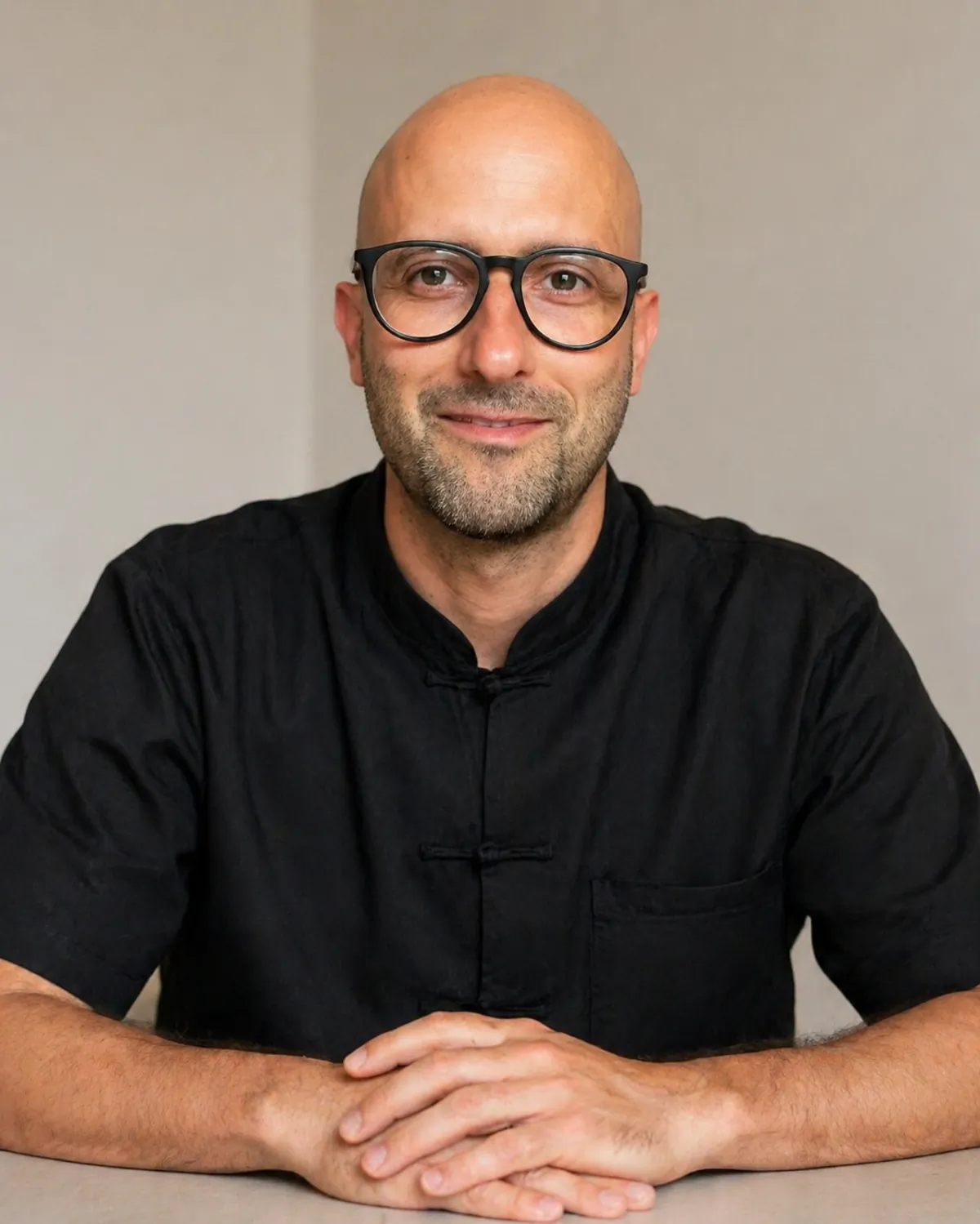 Sergio Zacheo, naturopata specializzato in medicina classica cinese e riflessologia, ritratto in studio.